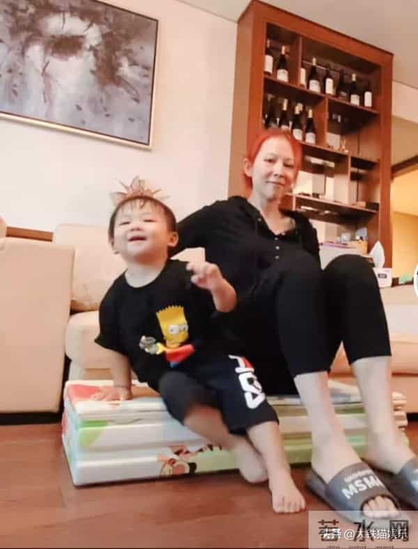 《披荆哥哥》首播，嫂子们组团秀恩爱，太太团12位成员颜值差异大