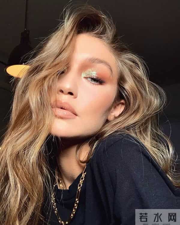 让她们美出天际的包包，居然赢在一根“条”上？