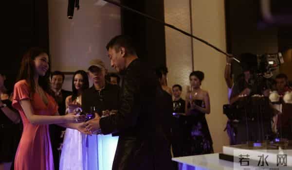 张馨予上位史：从“黑料女王”到荣誉军嫂，她如何“一嫁改命”？