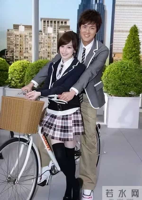 恋情再添实锤,吴克群王心凌外出用餐被偶遇,还扒出多个情侣同款_0