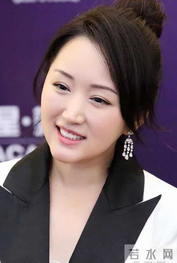 杨钰莹中秋晚会唱哭全场:十年沉寂因远华案,一代人青春醒了