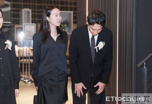 杨佑宁送父最后一程！紧牵老婆现身「鞠躬致意」　好友见他坚强泛泪喊话