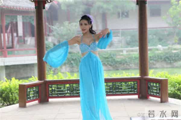 太现实！为了出名走性感路线，却成了事业上“绕不过去的坎”