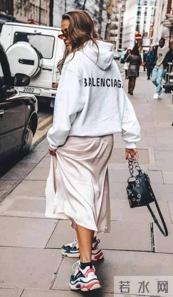 让她们美出天际的包包，居然赢在一根“条”上？