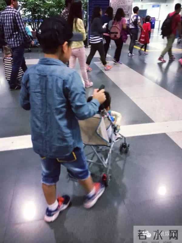 天天哄妹妹好苏,千玺搂弟弟暖炸...小小年纪的他们都成了别人家的哥哥