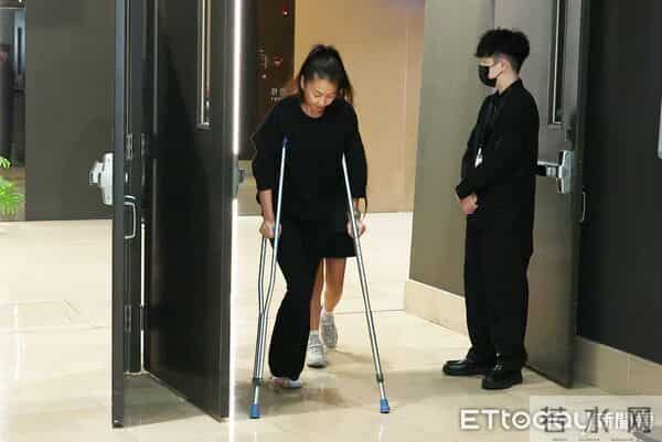 杨佑宁送父最后一程！紧牵老婆现身「鞠躬致意」　好友见他坚强泛泪喊话