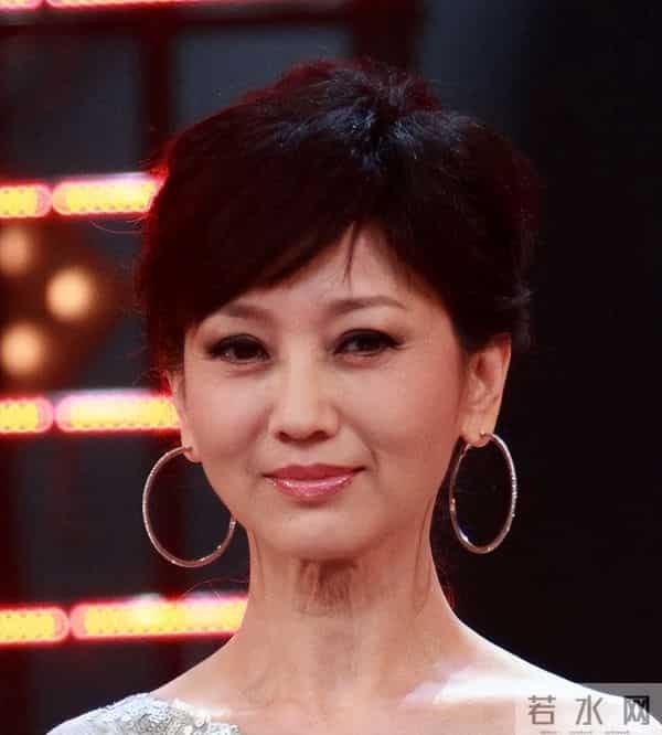 40岁不愿演妈、70岁扮少女、整容、硬凹性感…她们的不服老真尴尬