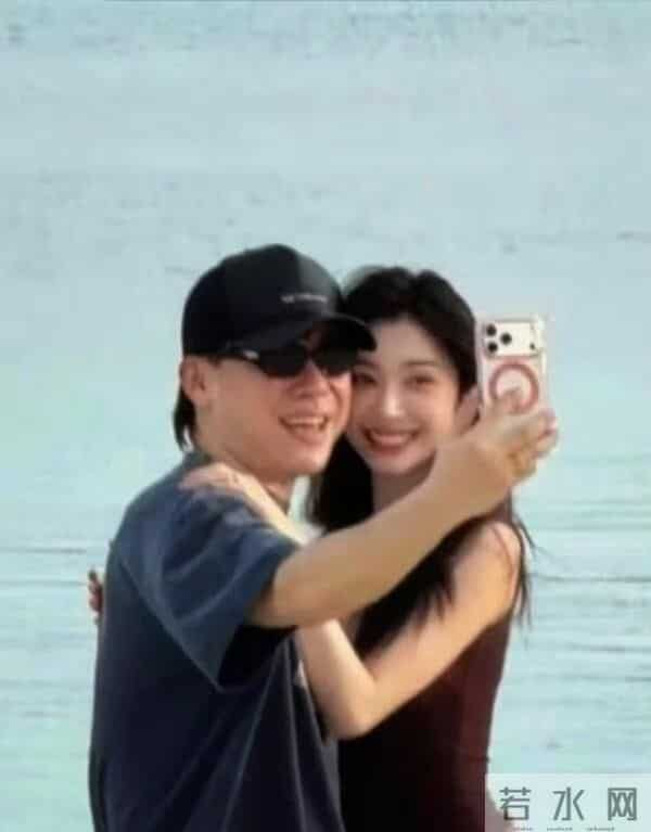 恋情曝光24小时，胡彦斌带易梦玲观海吃饭，两人各看手机不受影响