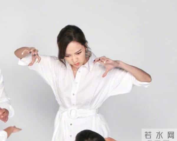 侯佩岑晒一家四口全家福,和老公穿情侣装太般配!配文被赞高情商