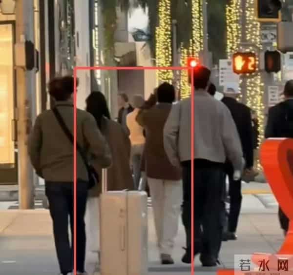 44岁林俊杰与小20岁女友同框，情侣装逛街超亲密，粉丝两极反转？