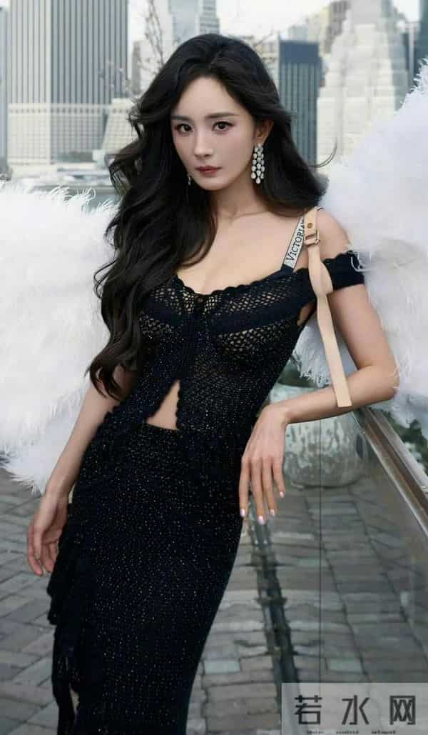 杨幂穿透视装参加2025年维密大秀！刘雯太保守了，没有穿比基尼