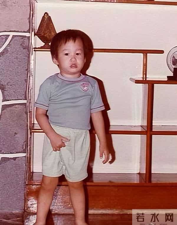 何润东：三次表白孙俪被拒，41岁娶柜姐为妻，恩爱多年无子也幸福