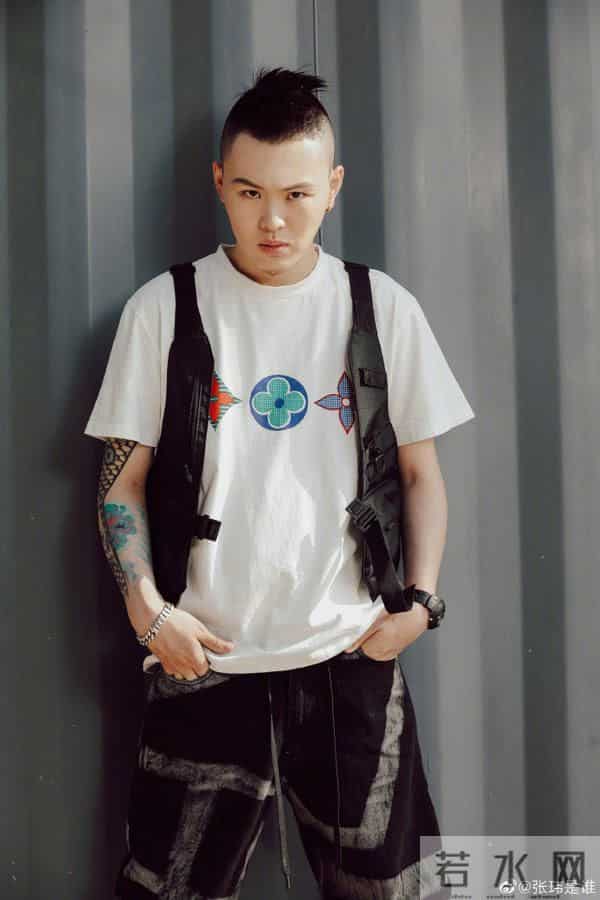 还记得《中国好声音》的张玮吗?他在这部剧里跑龙套?