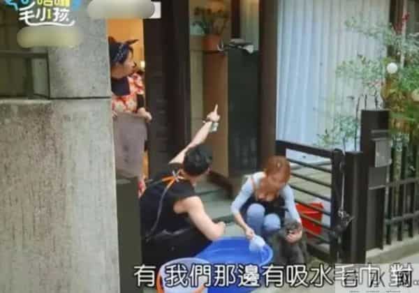 台湾女星上节目体验正骨,穿紧身衣多次走光,内衣被解仍配合演出