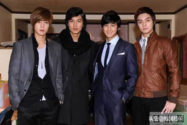 36岁金贤重官宣婚讯后首发文,美男迟暮,近照超像前老板裴勇俊