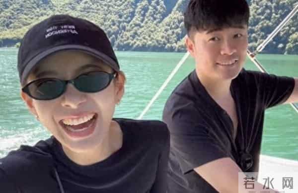 张子萱带娃国外旅游,陈赫开游船,两个女儿一模一样,都像爸爸