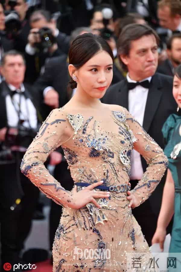 OMG - 把戛纳红毯走成田径比赛,她有真功夫