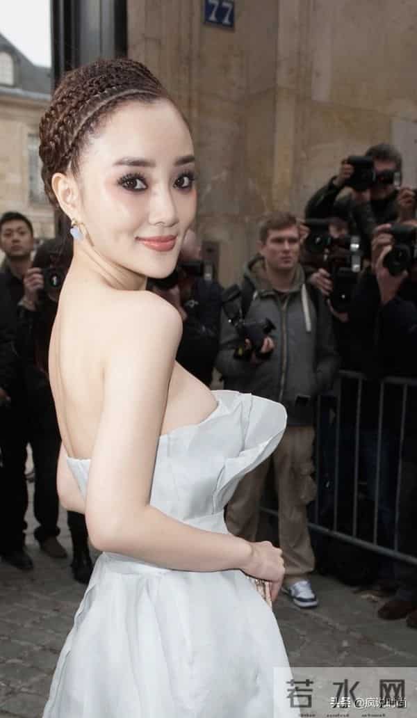 李小璐年轻时可真拼，低胸礼服大秀凹凸感，一头蝎子辫看着都疼！