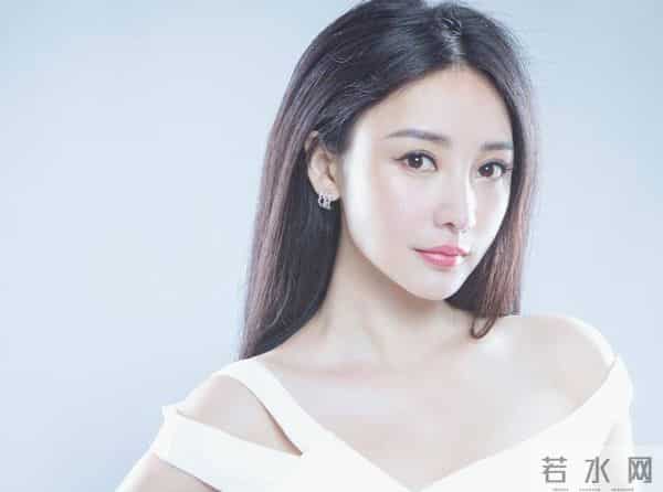 柳岩大胆挑战真空透视裙,看到她转身那刻,网友:这身材犯规了!