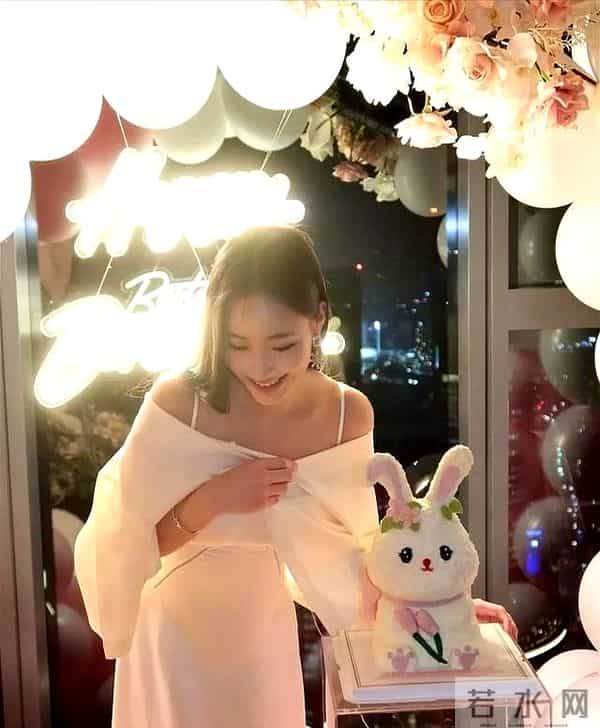 小S坐在老公许雅钧的腿上,全家给二女儿过生日,漂亮婆婆出镜了