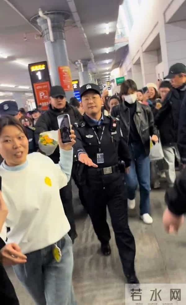 机场偶遇李宇春，穿土黄色棉袄平底鞋，被路人冲撞后眼神凌厉
