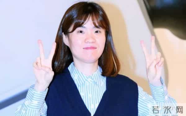 一定很痛苦吧?生日前一天,她和母亲一起自杀身亡