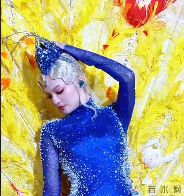 张韶涵演唱会“孔雀开屏”被搞砸!头饰被卡表情无奈,伴舞闯大祸