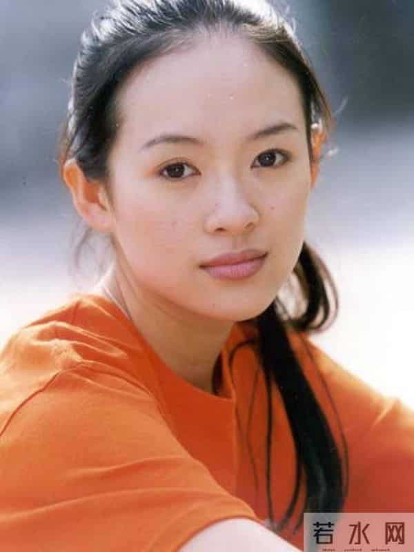 穿肚兜领奖，给成龙“接提子”，章子怡的上位史远比你想得更精彩