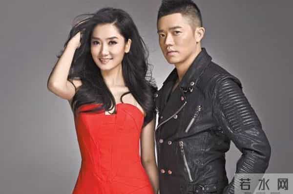 凤凰传奇曾毅左腿骨折,搭档玲花推着轮椅带他上镜