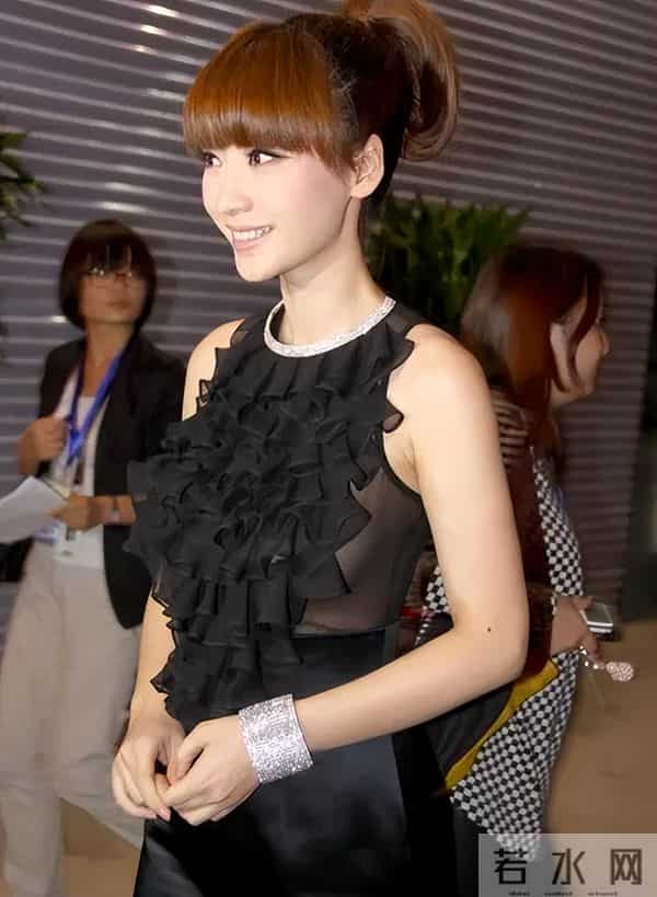 柳岩大胆挑战真空透视裙,看到她转身那刻,网友:这身材犯规了!