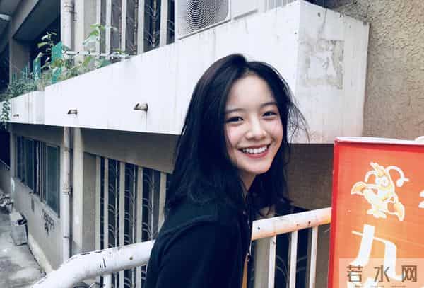 同样背靠京圈，把关晓彤、刘浩存和徐静蕾放在一起，差别就大了