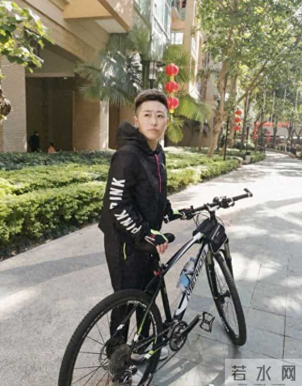 羽毛球奥运冠军于洋：运动生涯悲情，退役卖衣服，婚恋成谜