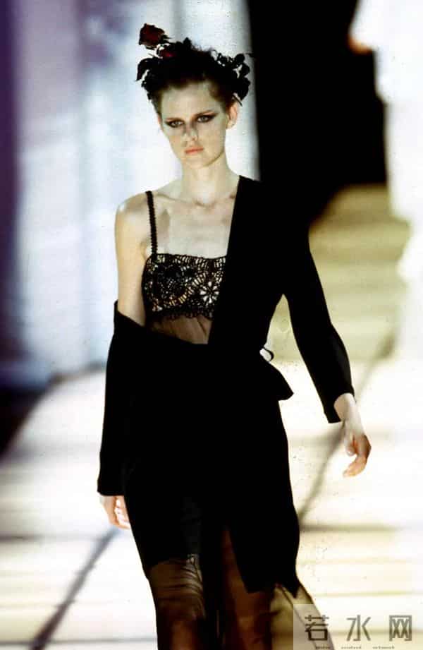 英国“贵族”超模突然离世!雌雄同体的美惊艳世人,曾是老佛爷挚爱…