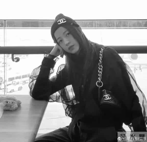 让她们美出天际的包包，居然赢在一根“条”上？