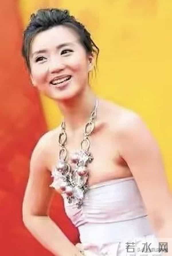 “万人迷”陈好年轻时可真拼，抹胸长裙勒出层层赘肉，真是够尴尬