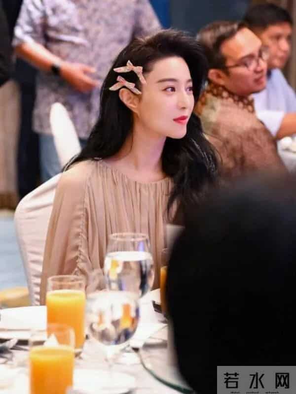 44岁范冰冰马来西亚惊艳亮相！一袭粉裙显贵气，与富豪热聊引猜测