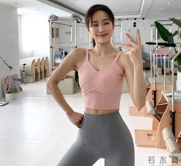 韩国女教练晒健身照，遭网友攻击：健身穿这么少，有必要吗？