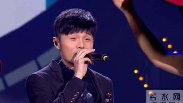 悉尼街头浪漫散步:李荣浩红发抢眼,杨丞琳相伴甜蜜满分