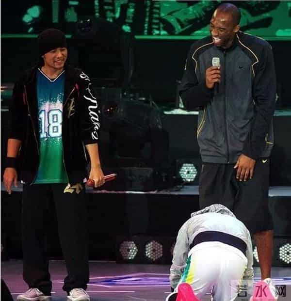 为什么炎亚纶下跪科比没人说,而杜海涛下跪权志龙遭到爆