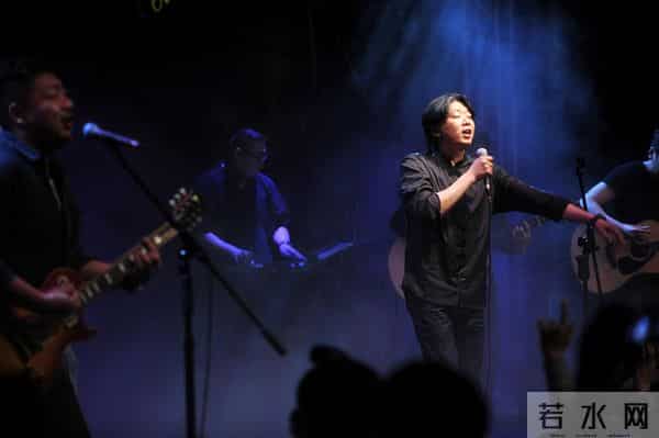 能在老狼失恋的时候陪他一起抹眼泪的男人,只有高晓松了