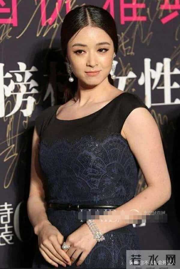 雷人肚兜、辣眼透视装?女星早年奇葩红毯,美貌成“灾难”