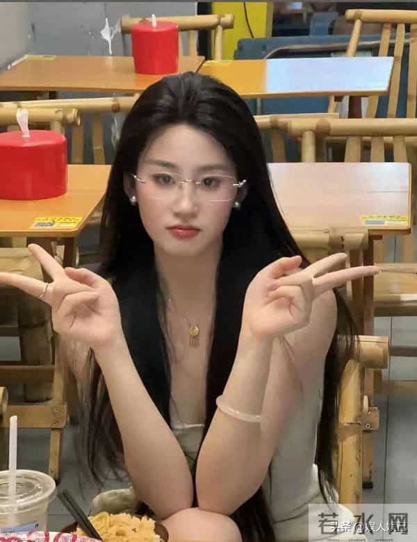 这是刘亦菲失散多年的妹妹吧！长得和刘亦菲本尊也太像了，