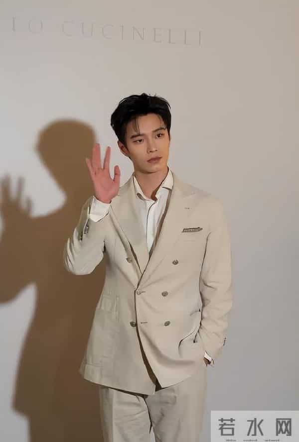 深圳这一天,胡静更显嫩,童瑶又飒又美,却被罕见现身的王凯惊艳