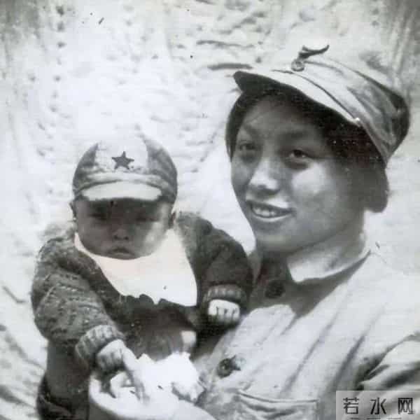 她26岁抱着1岁的女儿走上刑场，22年后，女儿成为了国之栋梁