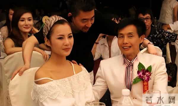 曝37岁干露露隐婚生女!分享女儿近照被喷,曾与大22岁邓建国订婚