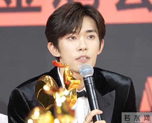 金鸡这一天，素颜一脸褶子的邓超，秒了内娱一堆涂脂抹粉的小鲜肉