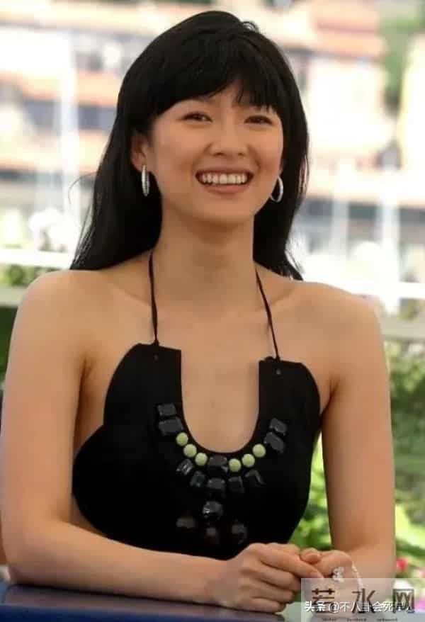 雷人肚兜、辣眼透视装?女星早年奇葩红毯,美貌成“灾难”