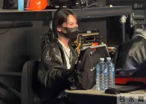 李荣浩国外演唱会杨丞琳全程陪同，意外惊现“黑丝”造型引发讨论