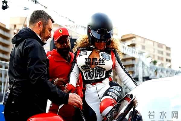 44岁碧昂丝陪F1七冠王飙车，衣着不当被网友力劝，“拉上拉链吧”