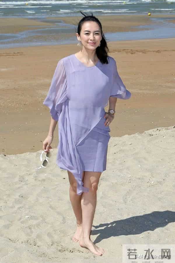 章子怡光着脚丫沙滩漫步！优雅美丽 气质出众，网友：笑容太治愈